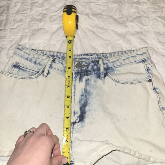 Articles of Society Light Acid Wash Midrise Jean Shorts 26 - Picture 4 of 11